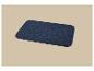 Paillasson ou tapis rectangulaire bleu marine sur fond beige.
