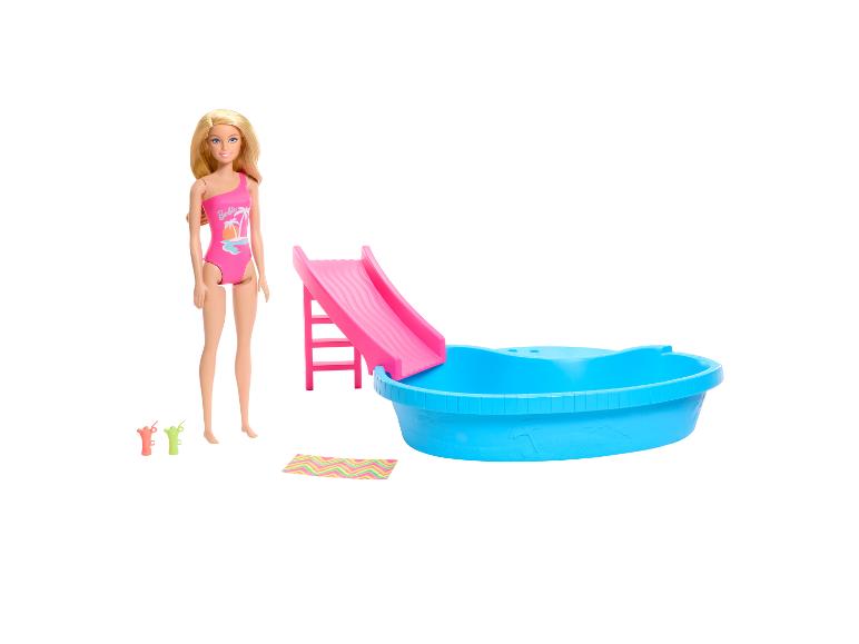 Poupée en maillot de bain avec piscine, toboggan, serviette et boissons.