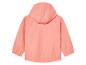 Une veste rose à capuche.
