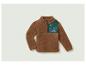 Un sweat-shirt en polaire marron avec un patch vert à design urbain.