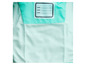 Une veste vert clair avec une étiquette pour le nom.