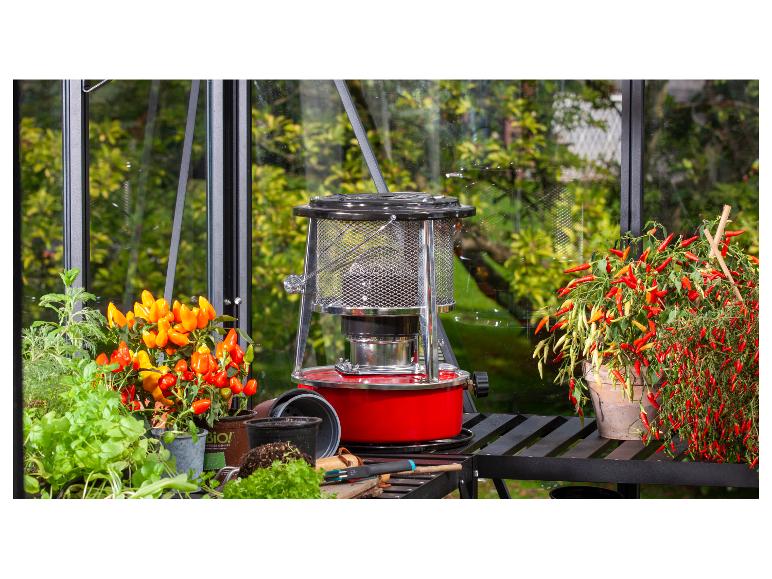 Chauffage de serre avec poivrons et herbes sur une table