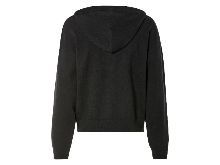 Un sweat-shirt à capuche noir.