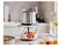Un robot de cuisine SilverCrest argenté avec de la mangue et des framboises.