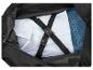 Un sac de voyage noir avec une chemise blanche et un jean bleu