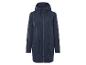 Un imperméable bleu marine à capuche.