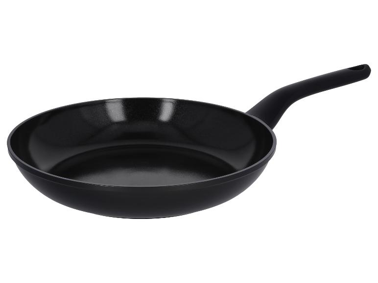 Poêle à frire noire avec revêtement antiadhésif et manche ergonomique.