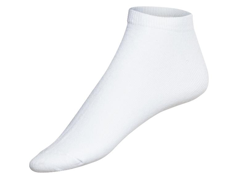 Une paire de chaussettes blanches basses.