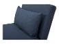 Fauteuil convertible bleu marine avec coussin.