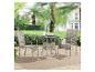 Ensemble bistrot en rotin gris avec deux chaises et une table ronde sur une terrasse en bois