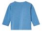 Un t-shirt bleu à manches longues.