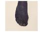 Pied en collant bleu foncé, gros plan