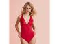 Une femme portant un body rouge en dentelle.