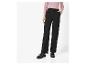 Pantalon noir à jambes larges et mocassins noirs.