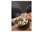 Wok premium en acier inoxydable avec structure en nid d'abeille SILVERCREST® sur une table en bois