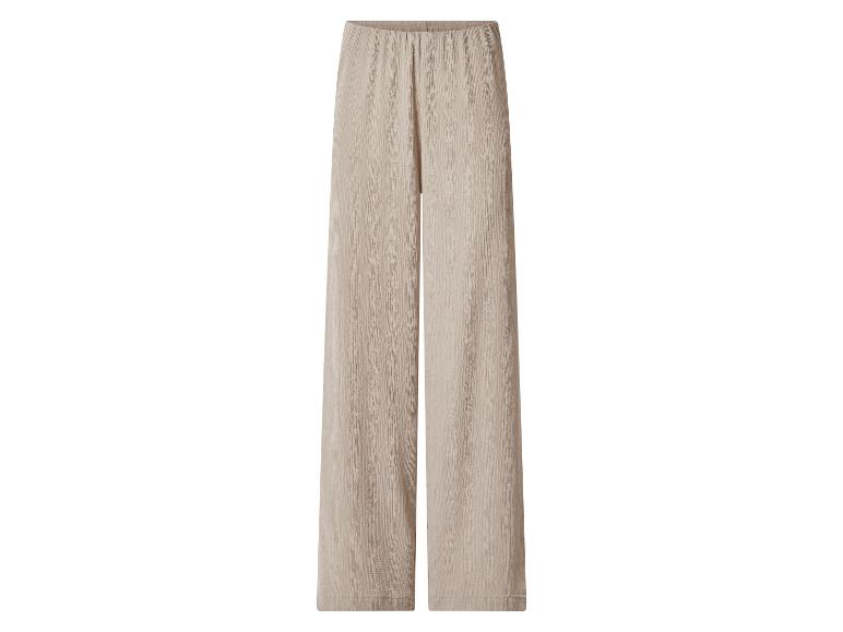Pantalon large beige avec taille élastique et tissu texturé.