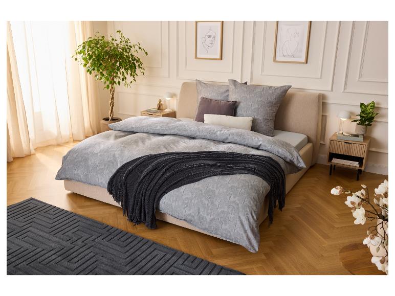 Parure de lit en satin LIVARNO home sur un lit élégamment fait dans la chambre.