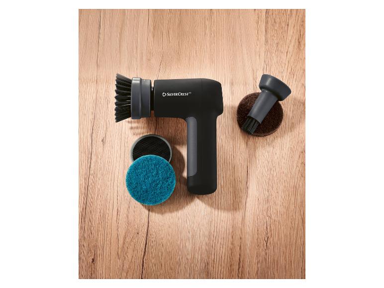 Brosse de nettoyage électrique SILVERCREST avec éponges bleue et marron sur surface en bois