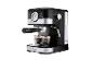 Machine à expresso SilverCrest noire et acier inoxydable, préparant deux cafés.