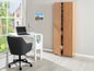 Une armoire en bois avec un bureau blanc et une chaise de bureau