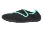 Chaussures d'eau noires avec des détails turquoise.