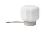 Lampe de table blanche avec abat-jour nervuré et base beige