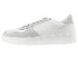 Des baskets U.S. Polo Assn. blanches avec une superposition en daim gris.