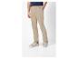 Pantalon beige et chaussures basses : tenue décontractée pour homme.