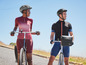 Deux cyclistes en tenue de vélo avec un sac de vélo Crivit.