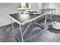 Table à tapisser pliable avec rouleau de papier peint, brosse et seau d'outils.