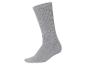 Chaussette grise côtelée sur fond blanc.