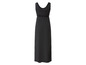 Une robe maxi noire à bretelles fines.