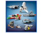 Sept vaisseaux spatiaux miniatures construits en briques de jeu sur fond bleu.