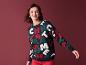 Une femme porte un pull de Noël avec un motif de lettres.