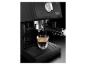 Machine à expresso De'Longhi noire préparant du café dans une tasse en verre.
