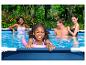 Famille se détendant dans une piscine hors-terre avec une bouée.