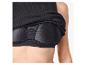 Haut côtelé noir sur une brassière de sport noire à bonnets rembourrés.