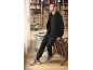 Homme en sweat à capuche zippé noir, t-shirt vert foncé et pantalon de jogging noir