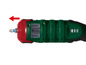 Un tournevis vert et rouge avec des embouts interchangeables.