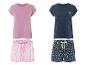Deux ensembles de pyjamas, un rose à rayures blanches et un bleu à fleurs blanches.