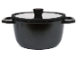 Une casserole noire avec un couvercle en verre.