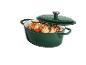 Cocotte ovale en fonte verte avec couvercle, remplie de poulet rôti et de légumes.