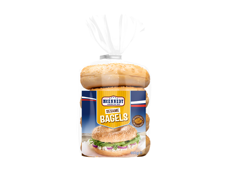 Paquet de 300g de bagels au sésame pré-tranchés avec un bagel ouvert garni.