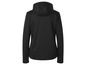 Une veste softshell noire à capuche.