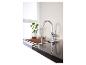 Évier, robinet chromé et accessoires de cuisine design.