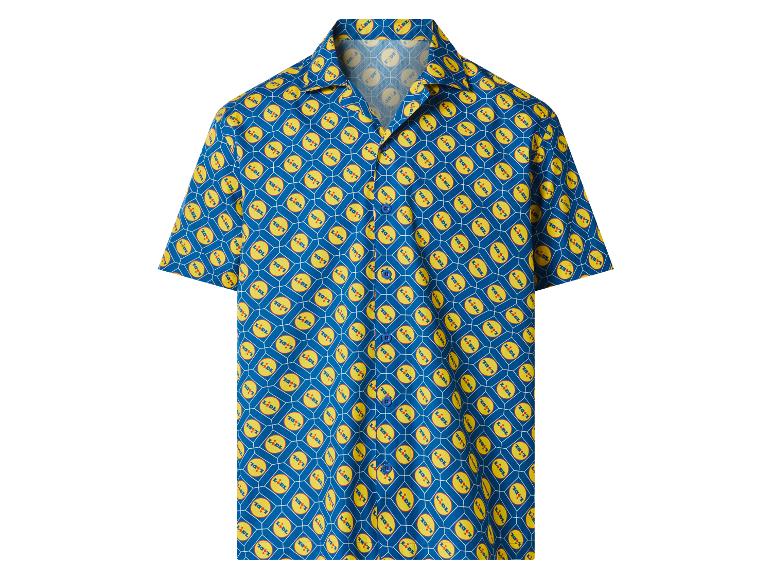 Chemise bleue à manches courtes avec un motif répété du logo du magasin.