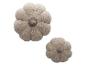 Deux coussins en peluche en forme de citrouille, couleur beige.