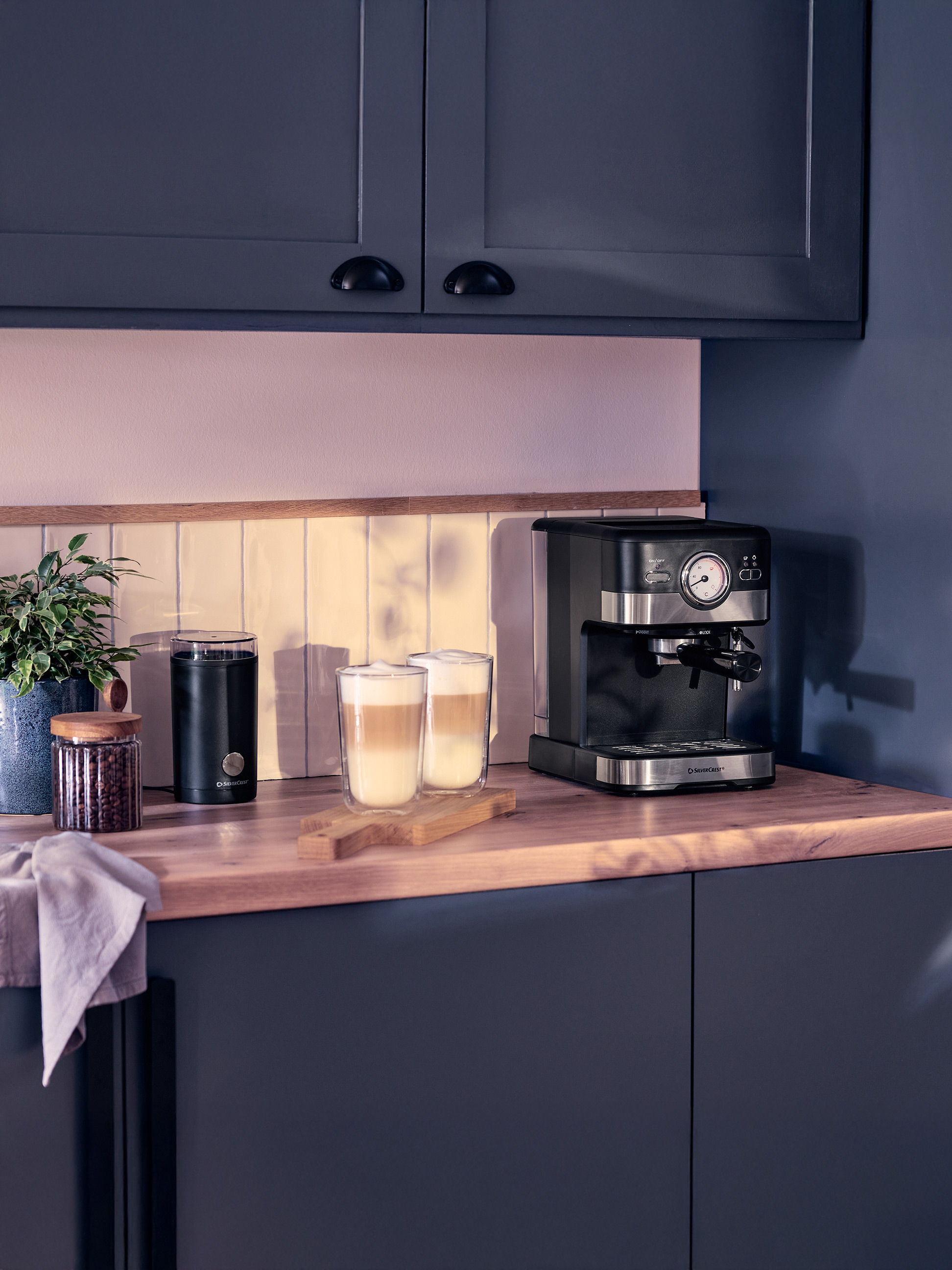 Machine à café et moulin dans une cuisine moderne avec des lattes.
