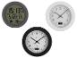 Trois horloges rondes : une horloge numérique avec température et date, et deux horloges analogiques avec affichage de la température, une blanche et une noire.