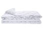Couette blanche matelassée pliée et empilée
